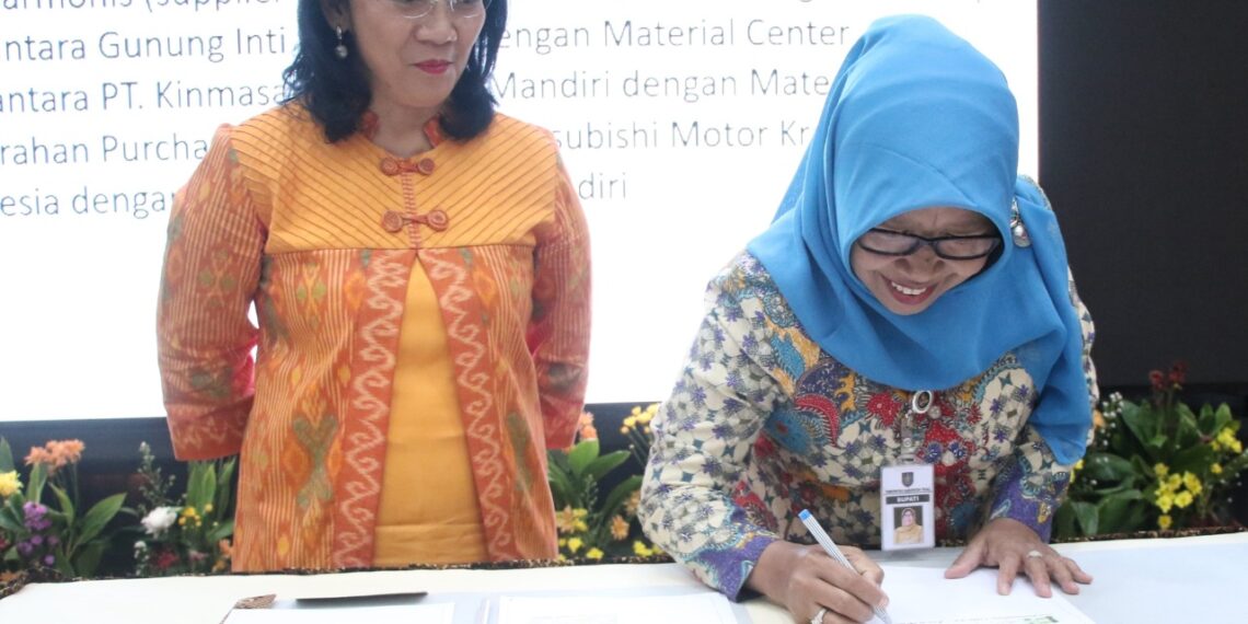 Bupati Tegal menandatangani Nota Kesepakatan antara Ditjen IKMA dengan Pemerintah Daerah Kabupaten Tegal tentang pembangunan dan pemberdayaan industri kecil dan industri menengah di Kabupaten Tegal