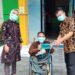 Kepala Dinas Kesehatan Kabupaten Tegal dr. Hendadi Setiadji, M.Kes saat menerima masker kain produksi UMKM dari komunitas penyandang disabilitas di Halaman Kantor Dinas Kesehatan Kabupaten Tegal.