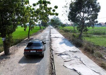 Aerial view proses pekerjaan peningkatan kualitas jalan dengan rigid beton ruas Balamoa-Bader di Desa Kebadingan, Kecamatan Kedungbanteng, Selasa (30/07/2024).