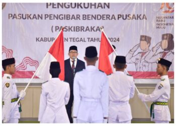 Penjabat (Pj) Bupati Tegal Agustyarsyah mengukuhkan 36 pelajar sebagai anggota pasukan pengibar bendera pusaka (Paskibraka) Tahun 2024