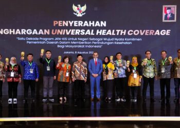 Pj Bupati Tegal Agustyarsyah (paling kiri) saat menerima penghargaan UHC Award 2024 di The Krakatau Grand Ballroom Taman Mini Indonesia Indah (TMII), Jakarta, Kamis (08/08/2024)